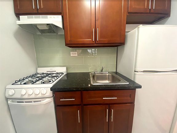 4th image of 222 E 75th St #3C1