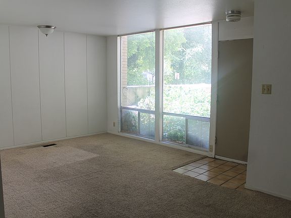 Entryway / Living room