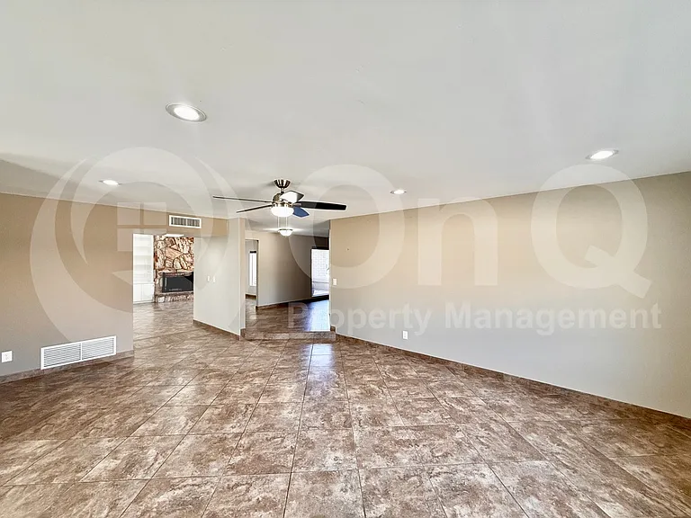 535 W Sweetwater Ave — Photo 8