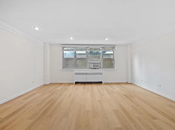 240 East 35th Street image 4 of 18