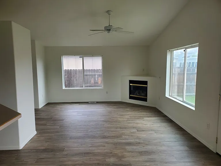 562 NE Negus Loop — Photo 2