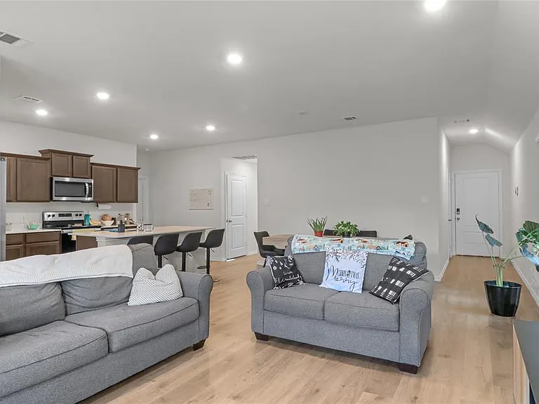 2907 Hadley Dr — Photo 7