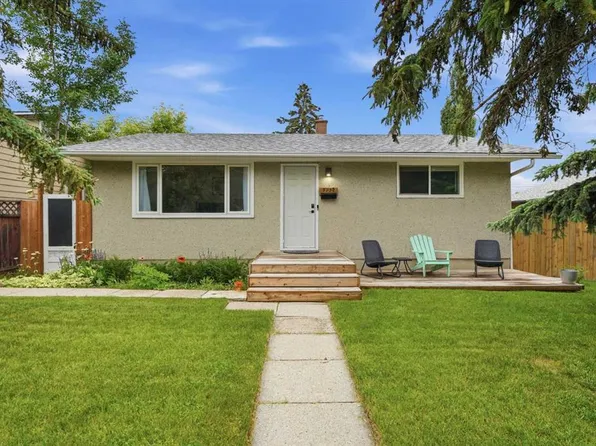 3732 W 45th St SW, Calgary, AB T3E 3V4