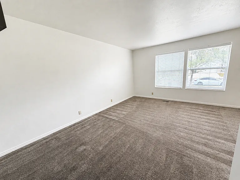 1564 E Hidden Valley Dr — Photo 7