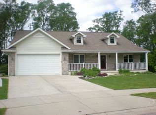 1302 Hickory Dr S, Waukesha, WI 53186