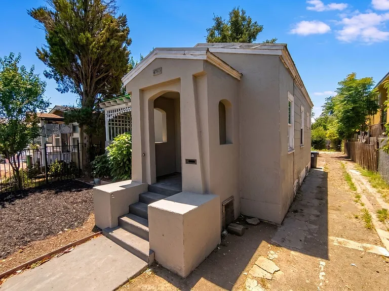 6105 Bromley Ave — Photo 2