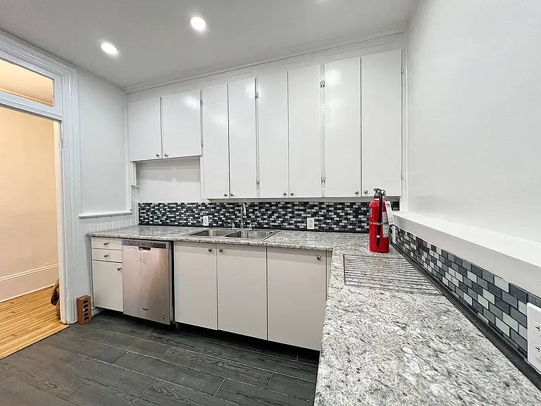 191 McLeod St #2/3 — Photo 10