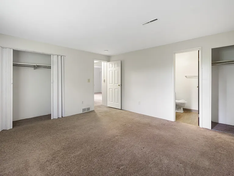 Greenwich Manor Apartments — Photo 63