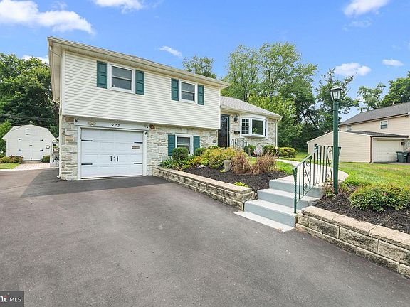 2nd image of 923 Carlin Dr