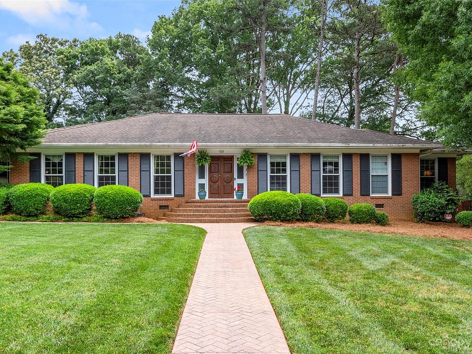 1st image of 828 Hawthorne Ln