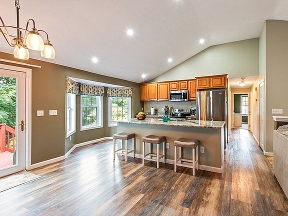 3rd image of 37 Moreland Green Dr