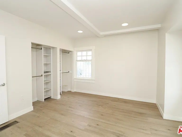 2739 S Budlong Ave — Photo 22