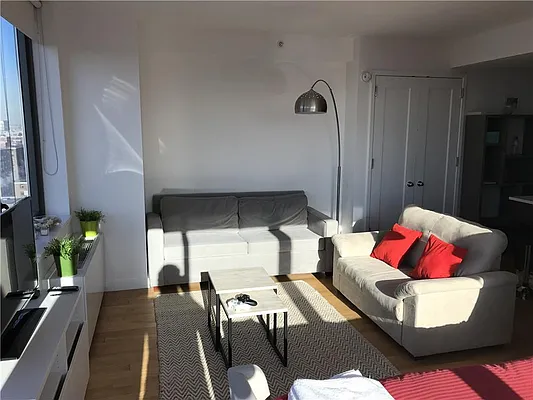 Rented by R New York | media 11