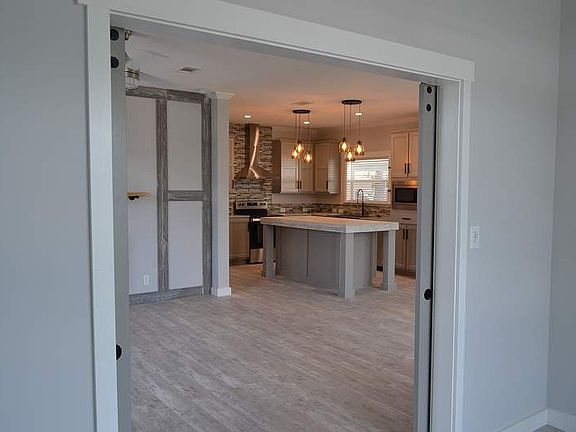 3rd image of 928 Olive Dr