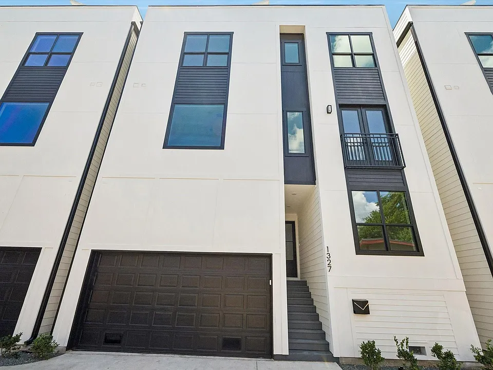 1325 W 22nd St