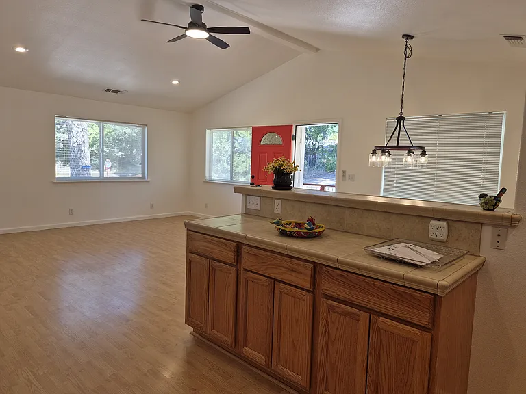 349 E Maryland Dr — Photo 7