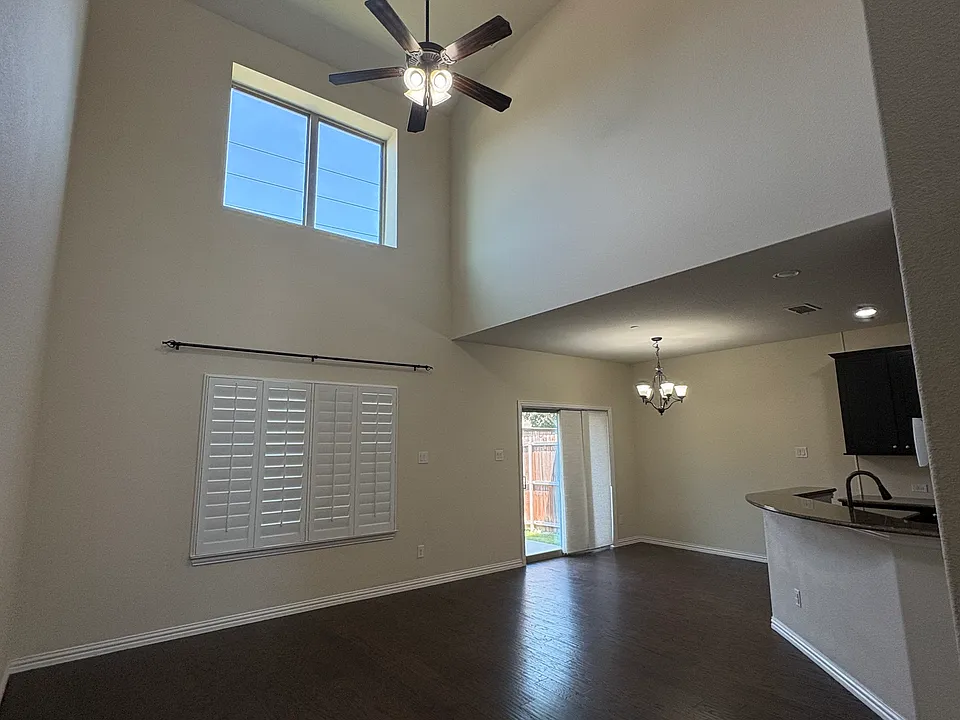 Living area High Ceilings