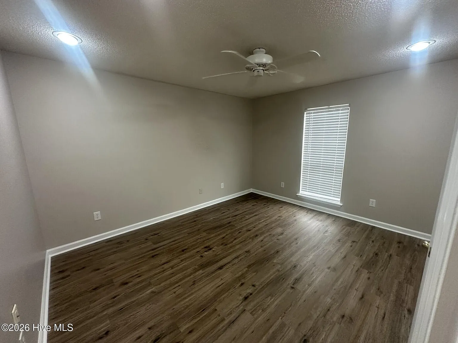 3 bed, 2.0 bath, 1328 sqft, $1,495 — Photo 4