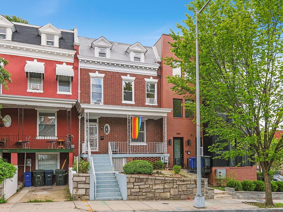 ONE-BLOCK to groceries, restaurants, shops, farmer's market, and more