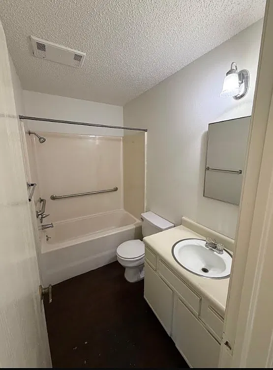 Redbud Apartments - B5 — Photo 3