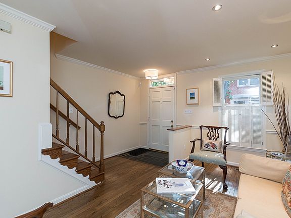3rd image of 538 Colecroft Ct