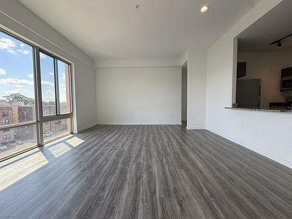 4th image of 100 Evergreen Pl APT 5D