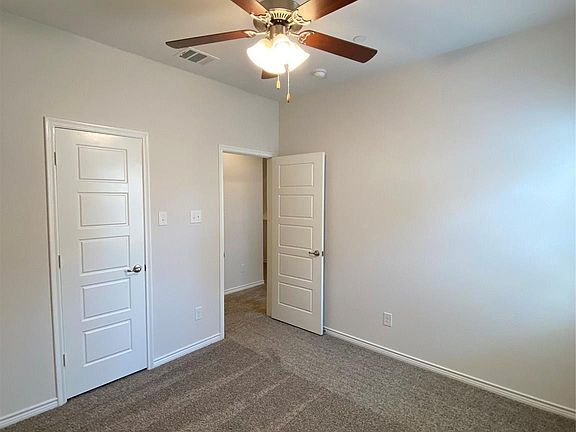 3rd image of 2462 Klamath Dr