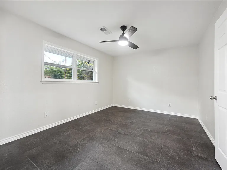 1305 W 1st St — Photo 27