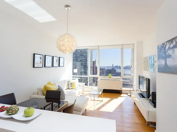 635 W 42nd St APT 17M, New York, NY 10036