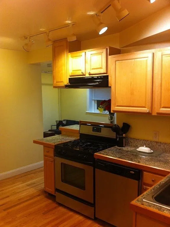 3 bed, 790 sqft, $2,500 — Photo 2