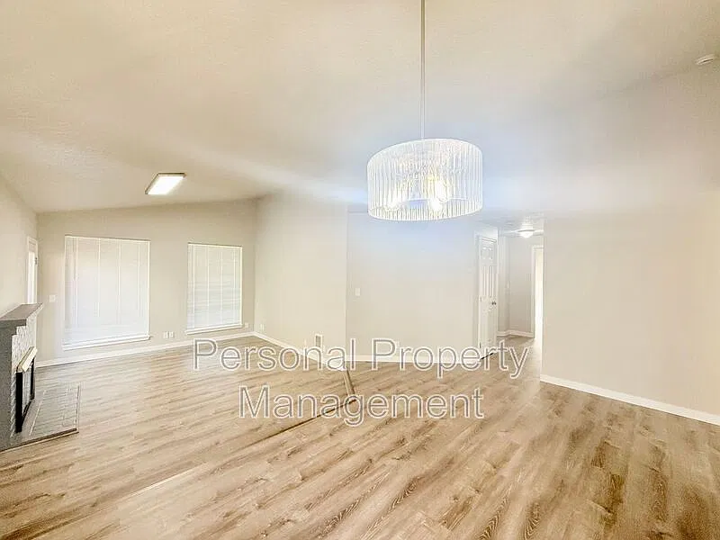 3 bed, 2.0 bath, 1240 sqft, $2,495 — Photo 4