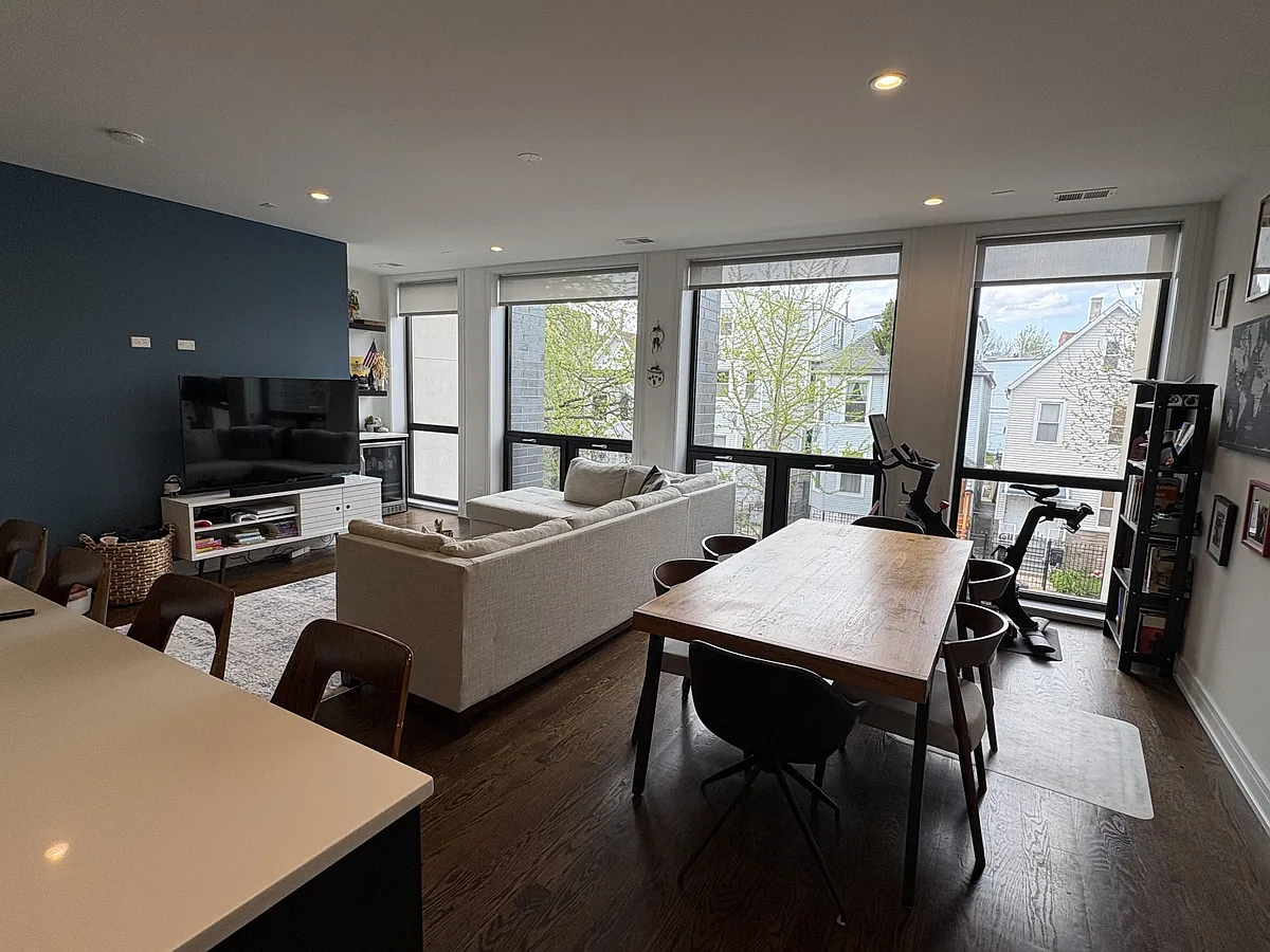 Building Photo - 3137 W Lyndale St #2