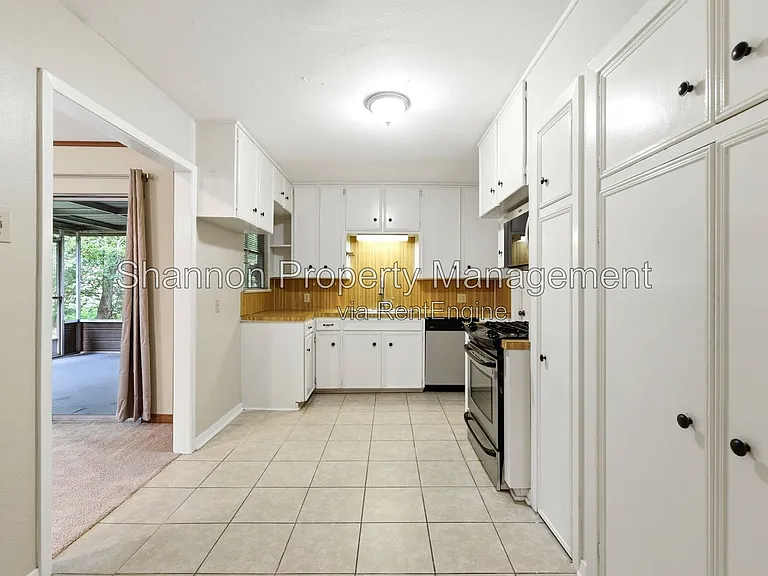 8406 Highcrest Dr — Photo 11