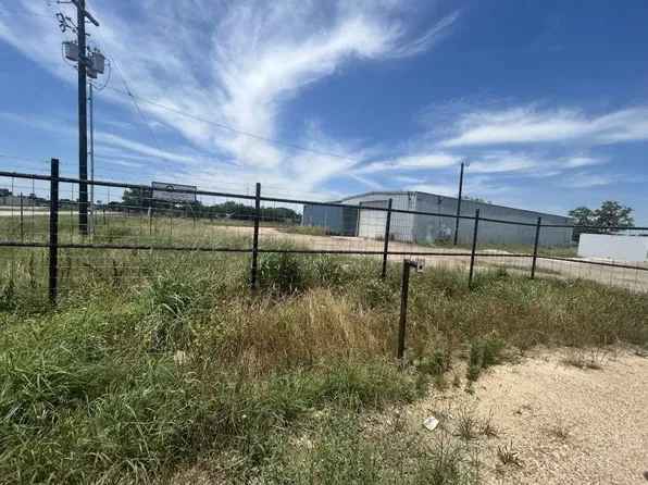 304 E York St #3, Ganado, TX 77962