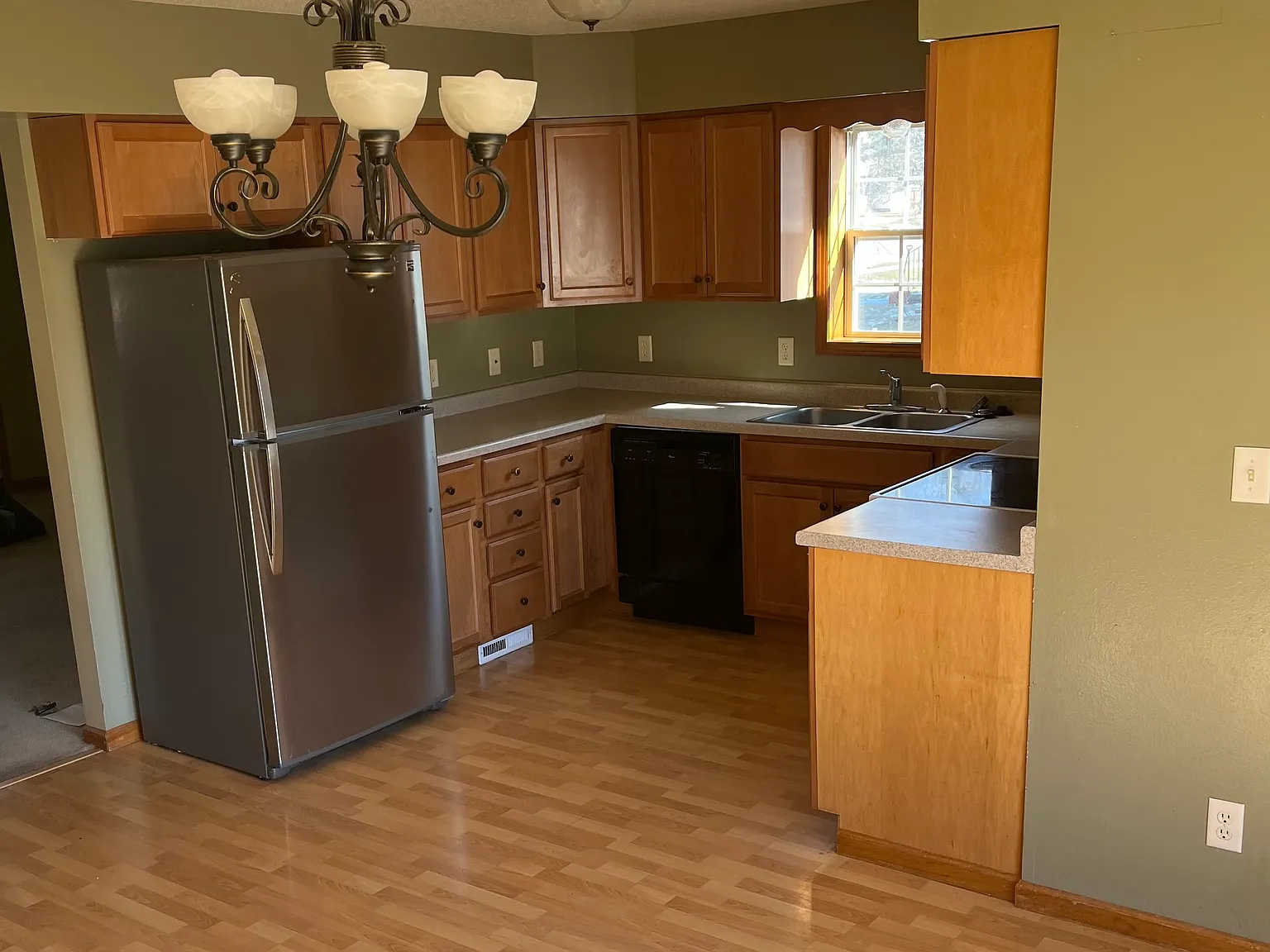 4 bed, 2850 sqft, $1,500 — Photo 2