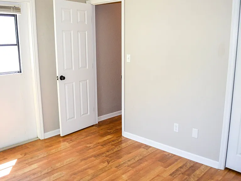4105 NE 17th Ter — Photo 10