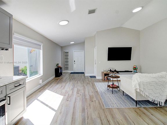 4th image of 1025 Bamboo Ln #0