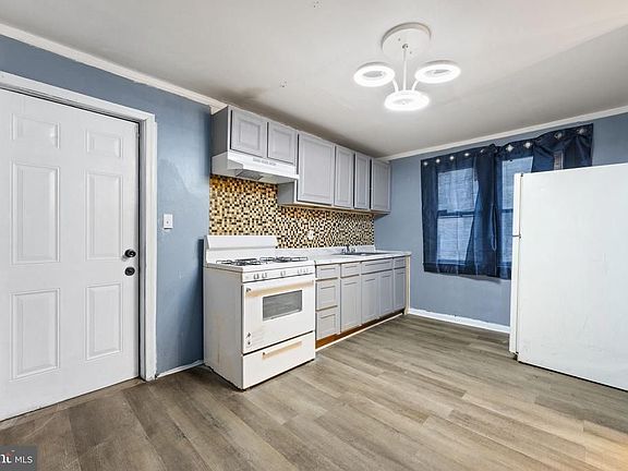 3rd image of 2209 W 3rd St