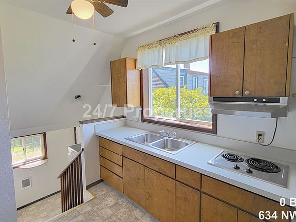 3rd image of 636 NW Lee St