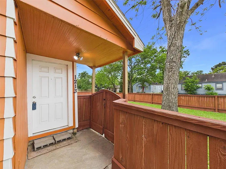 1213 W Sidnor St — Photo 6