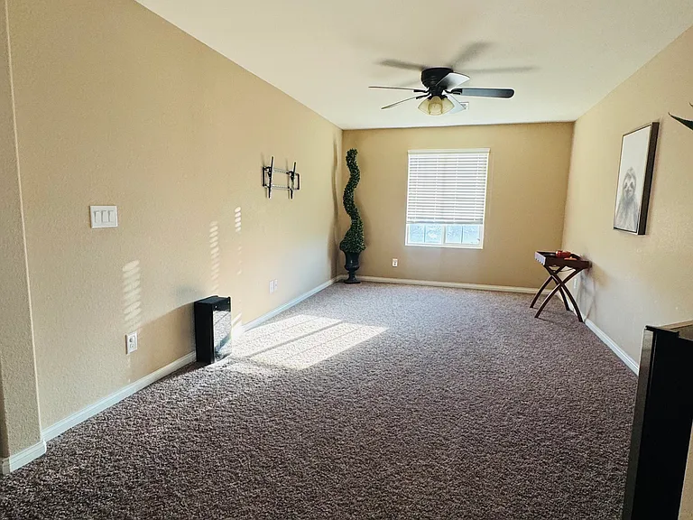 Great sized loft on the 2nd floor