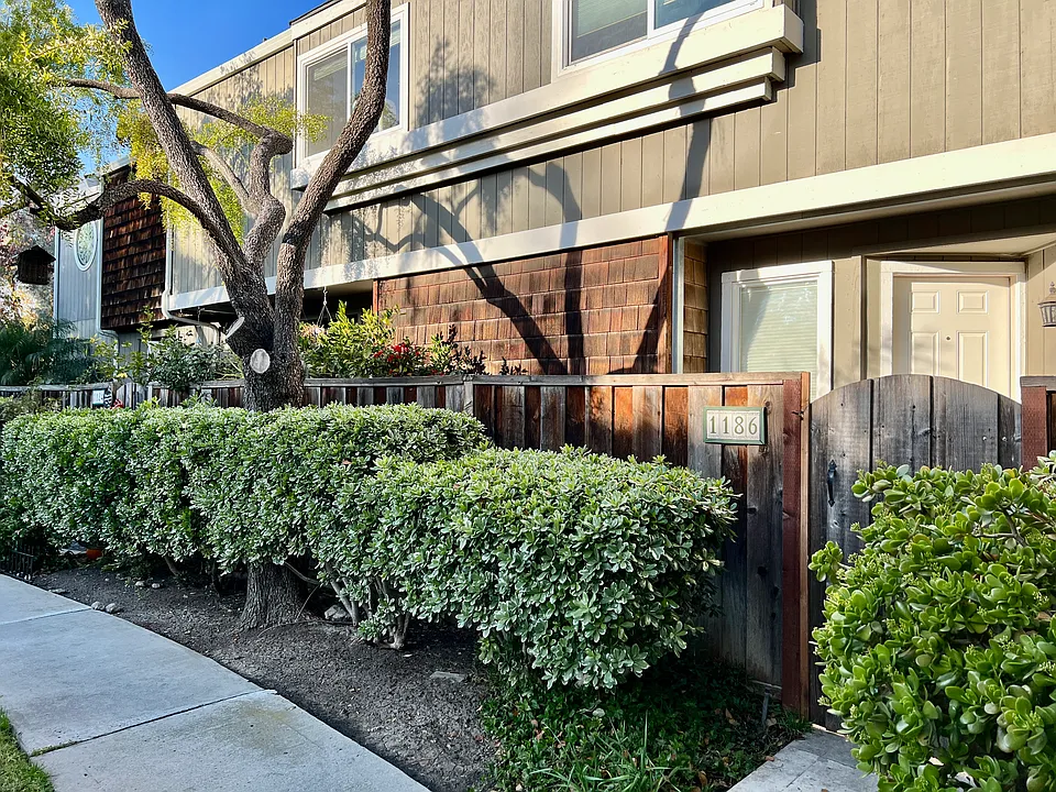 1186 Bird Ave