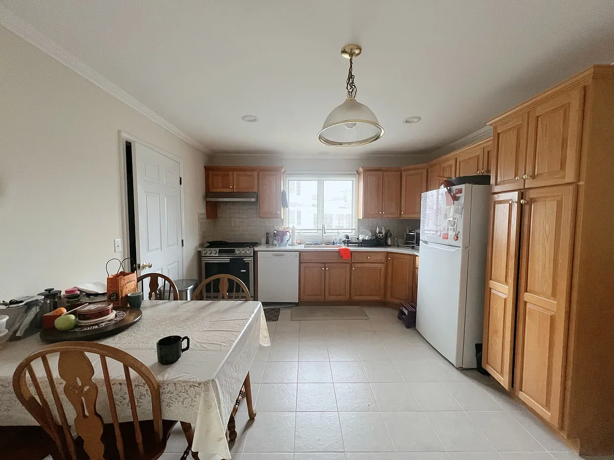 Building Photo - 23 Pehle Ave #1