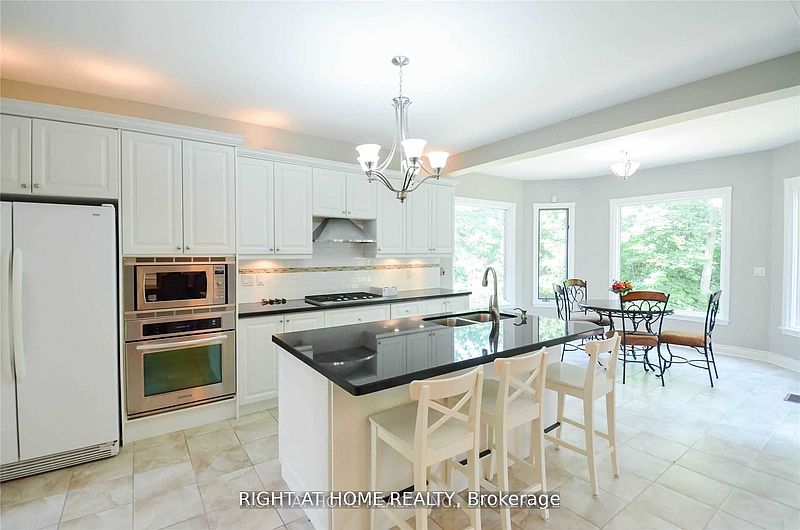 Toronto House for rent - 4 Bedrooms — photo 2