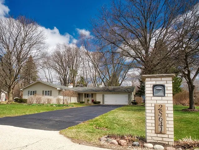 2S641 Arrowhead Dr photo 1