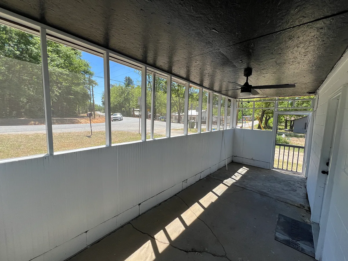 Building Photo - 621 W Jones Ave #B