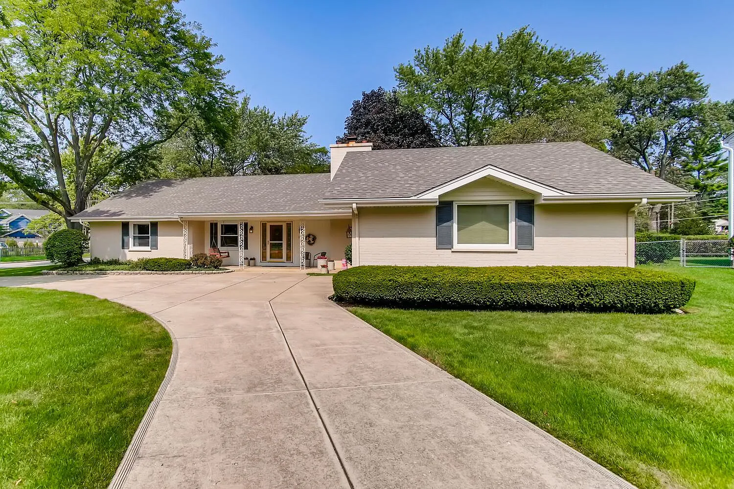 203 E Farnham Ln photo 1