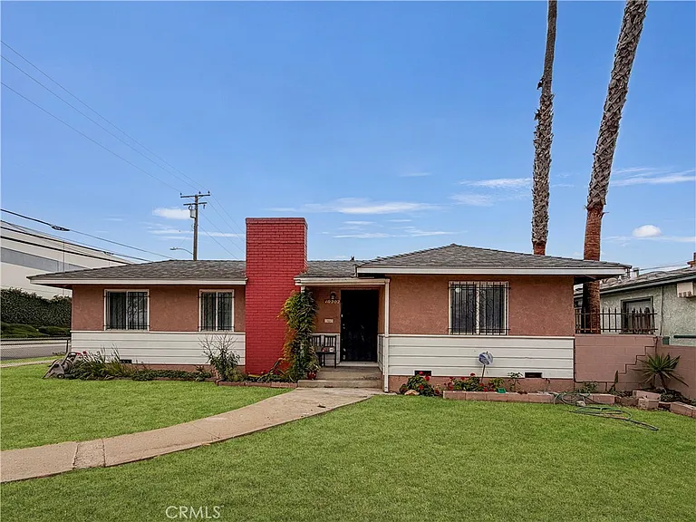 10202 Doty Ave — Photo 1