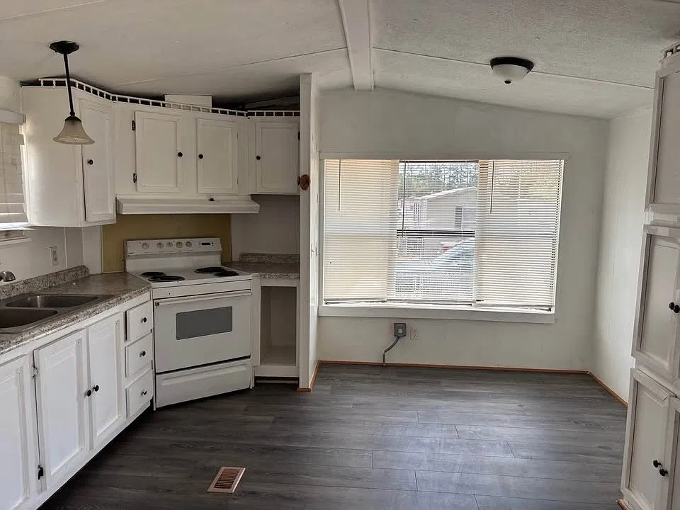 2 bed, 1.0 bath, $550 — Photo 4
