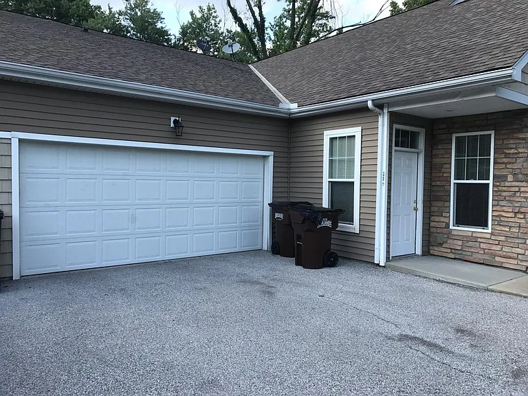 116 Courtyard Ln — Photo 2